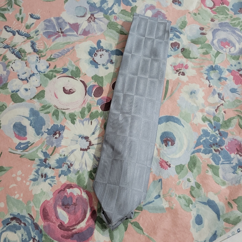 Mens formal business tie in a silver grey brand pointe